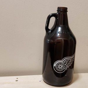 NHL Detroit Red Wings Hockey 64 oz Beer Growler